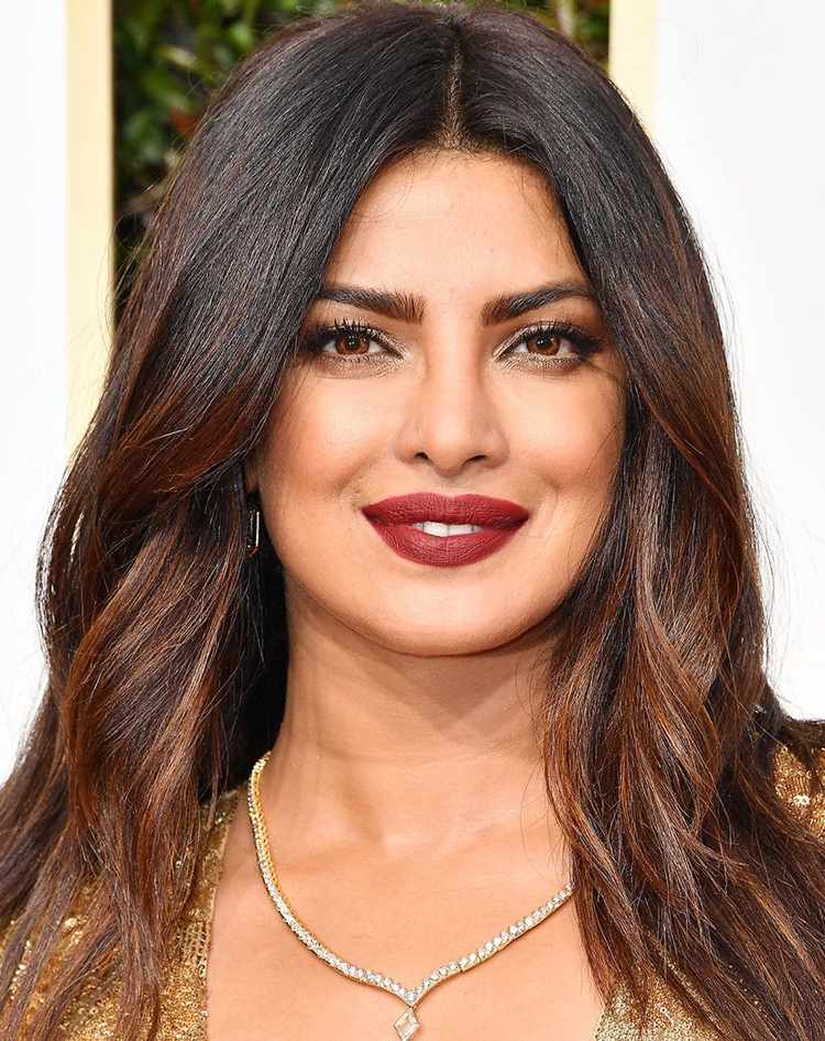 gaštanová farba vlasov priyanka chopra vlny červená farba dotykový lesk fínska