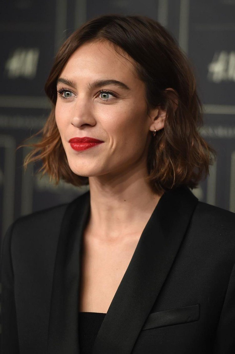 gaštanová farba vlasov alexa chung zlatohnedá krátka bob