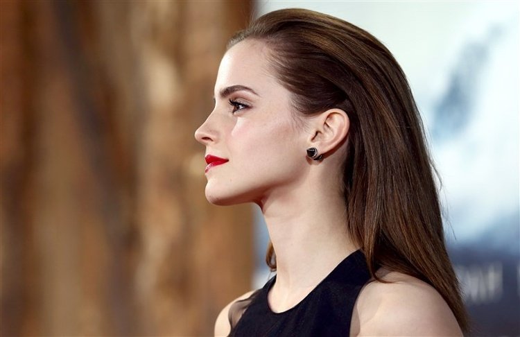 gaštanová farba vlasov emma watson mahagónová červená časť zlatohnedá farba vlasov