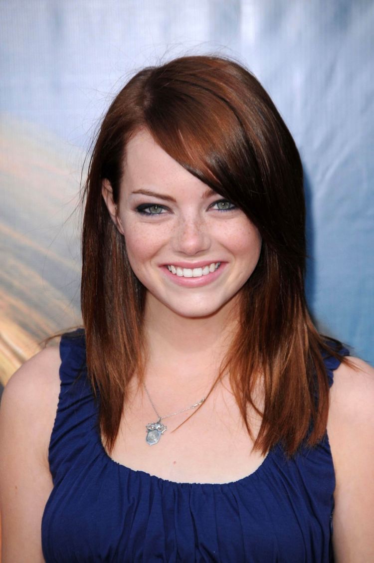 gaštanová farba vlasov červenohnedá tmavá bob účes emma stone