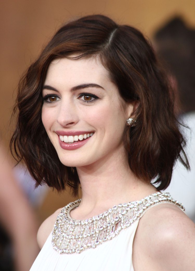 gaštanová farba vlasov čokoládovo hnedé hviezdy anne hathaway