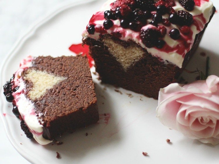 krabičkový koláč so srdiečkom-vanilkovo-čokoládovo-lesným ovocím