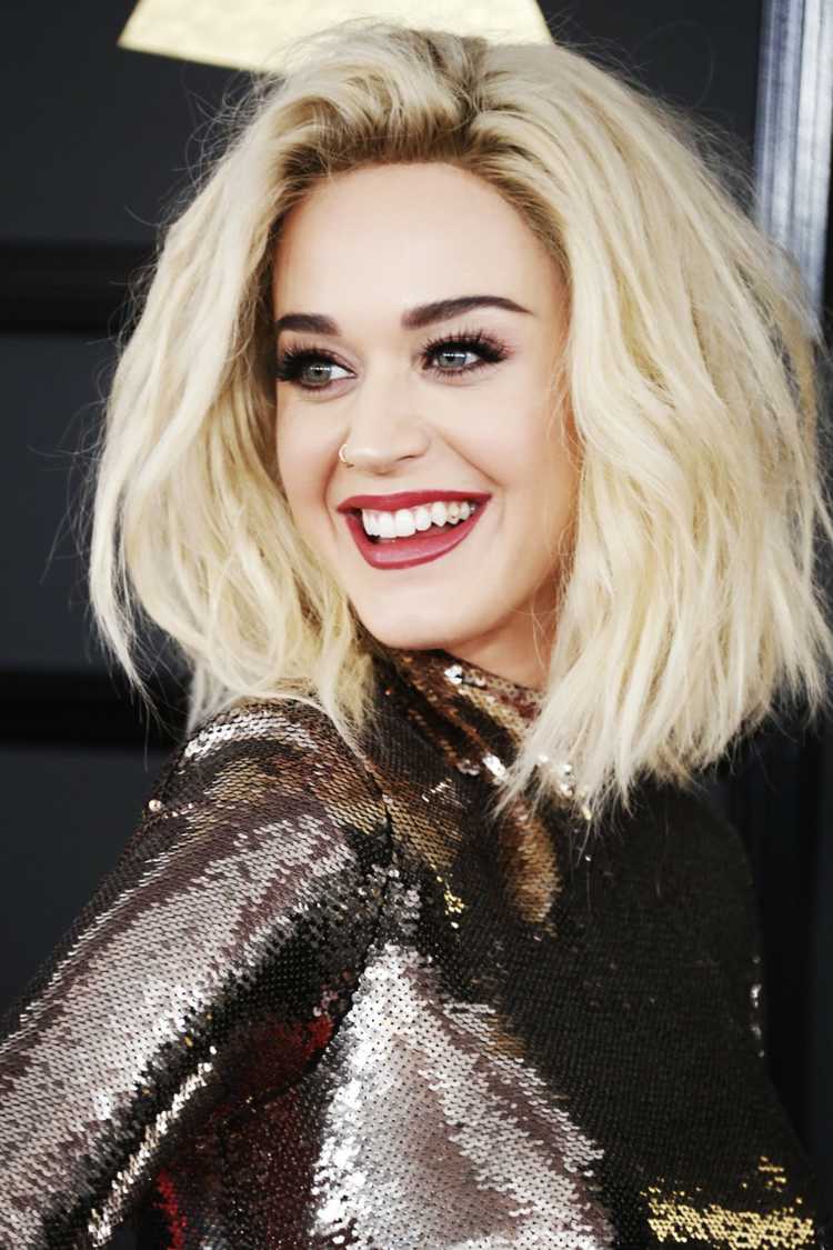 Účes Katy Perry Blond vlasy Dlhý Bob účes Červená rúž