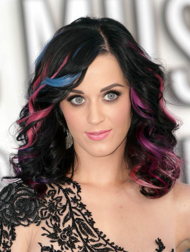 Účes Katy Perry 2010 viacfarebné pramene na čiernych vlasoch