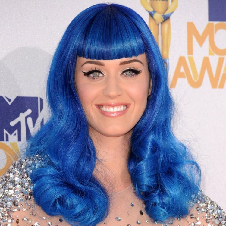 Účes Katy Perry modrá parochňa krátka ofina čierna očná linka