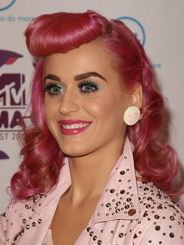 Účes Katy Perry v roku 2011 ružové vlasy