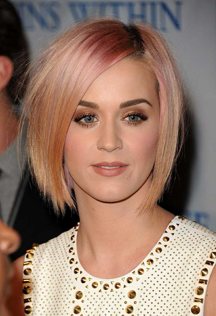Účes Katy Perry krátke bob blond vlasy ružové odlesky