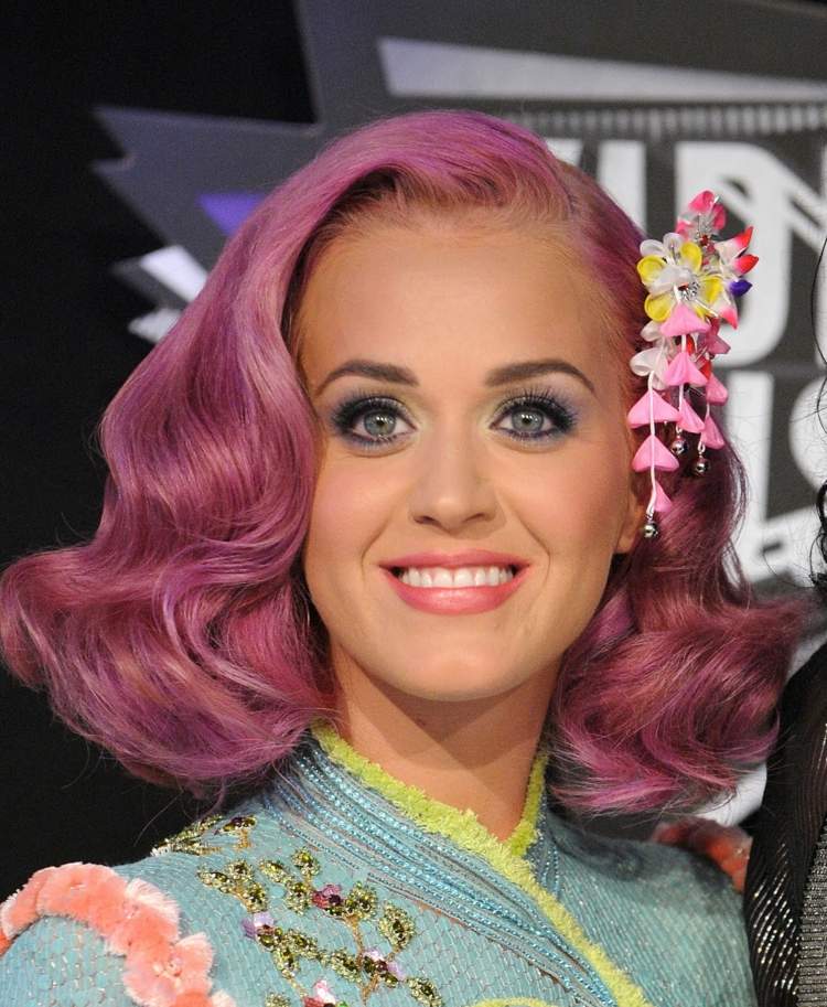 Účes Katy Perry 2012 ružové vlasy kvety vlasový doplnok modré očné tiene
