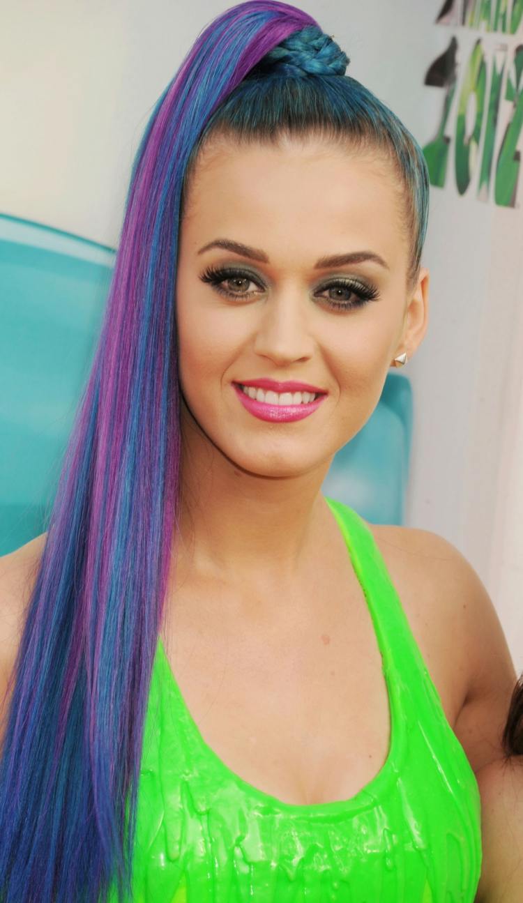 Účes Katy Perry konský chvost farebný neónový top