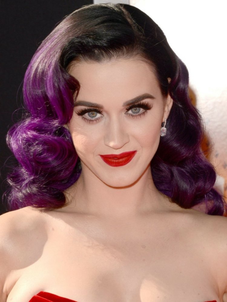 Účes Katy Perry čierne vlasy kučery purpurové pramene