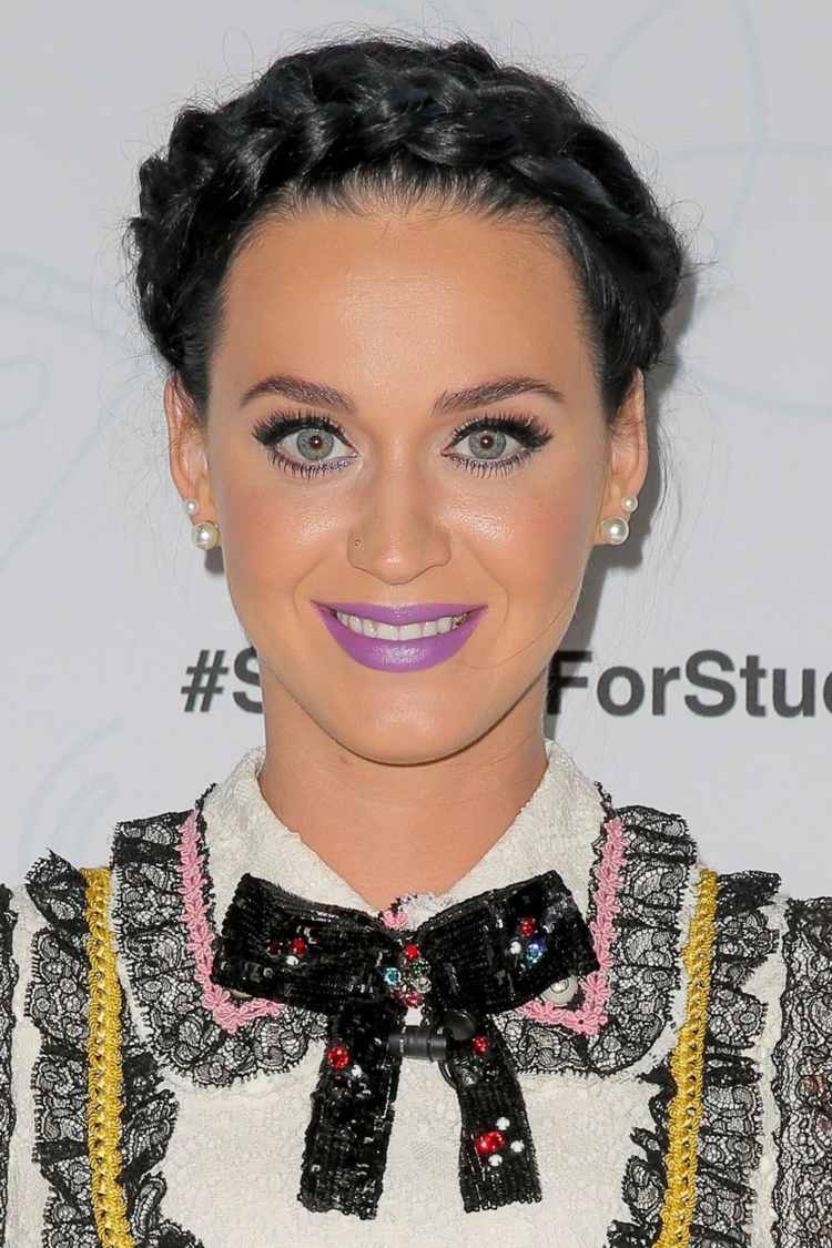 Účes Katy Perry čierny vrkoč fialový rúž