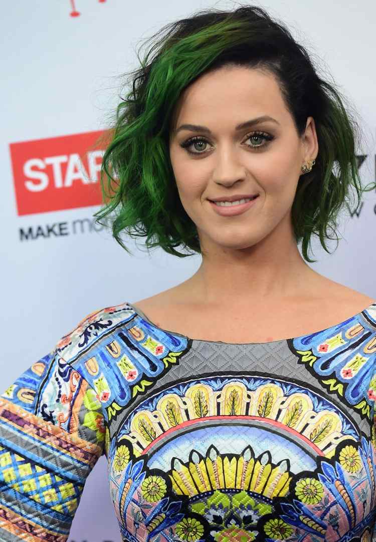 Účes Katy Perry zelené vlasy dlhé bobové kadere farebné šaty náušnice