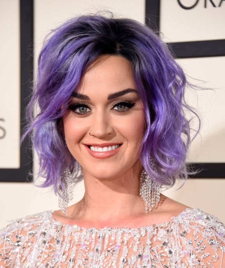 Účes Katy Perry purpurová farba vlasov pastelové dymové oči oči nalíčené