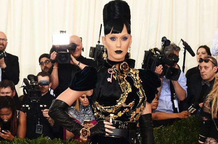 Účes Katy Perry s čiernymi vlasmi a krátkou ofinou Met Gala 2016