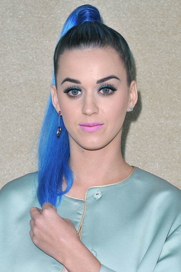 Účes Katy Perry, chvost s modrými vlasmi