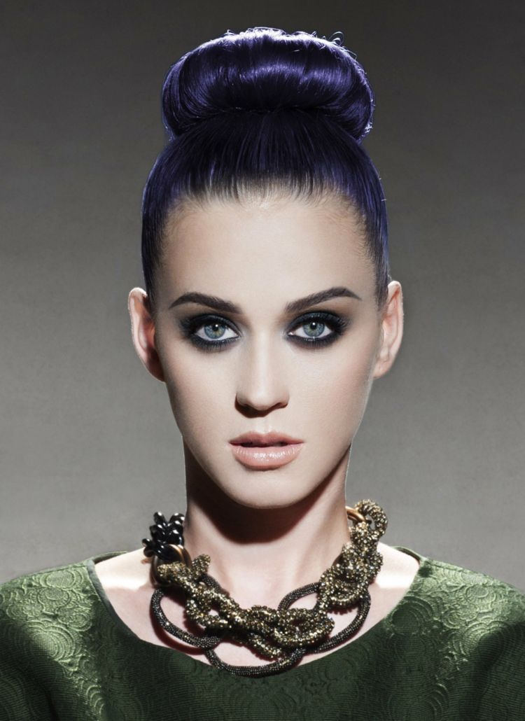 Účes Katy Perry Updo Tmavofialové vlasy Smokey Eyes Make up