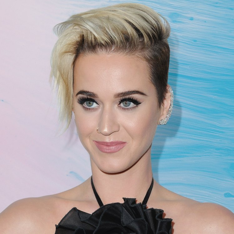 Účes Katy Perry Strih Pixie Strih blond