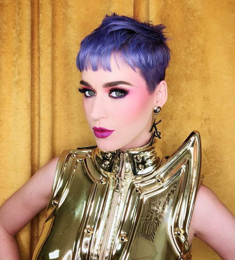 Účes Katy Perry Pixie Strih Fialové nápady na farbu vlasov