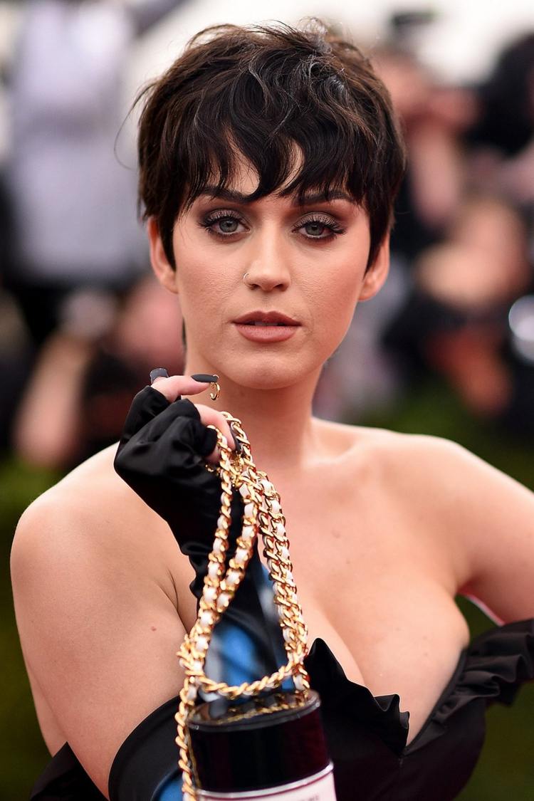 Účes Katy Perry Pixie Strih Čiernych vlasov sa stretol s gala