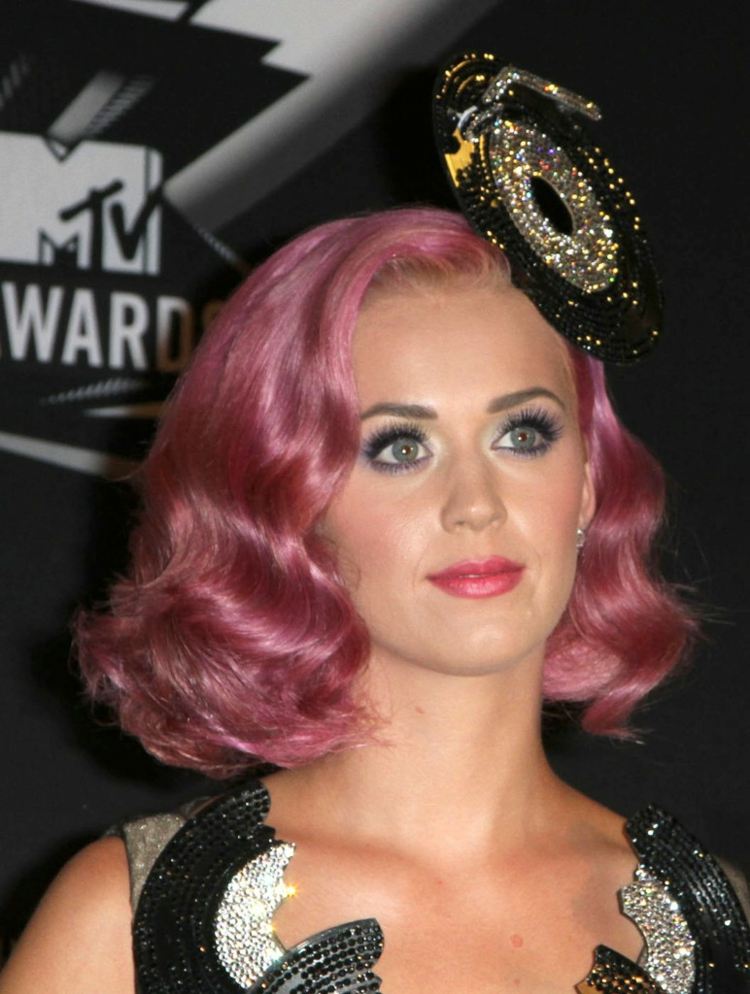 Účes Katy Perry ružové vlasy bob účes kučery