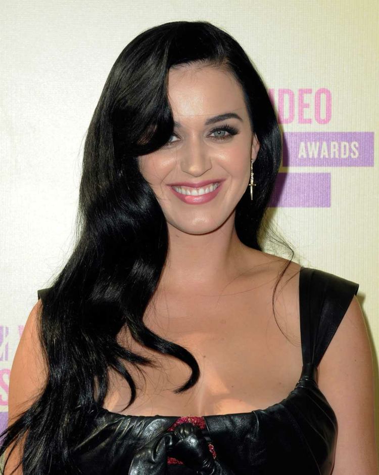 Účes Katy Perry čierne vlasy kučery dlhé vlasy 2012