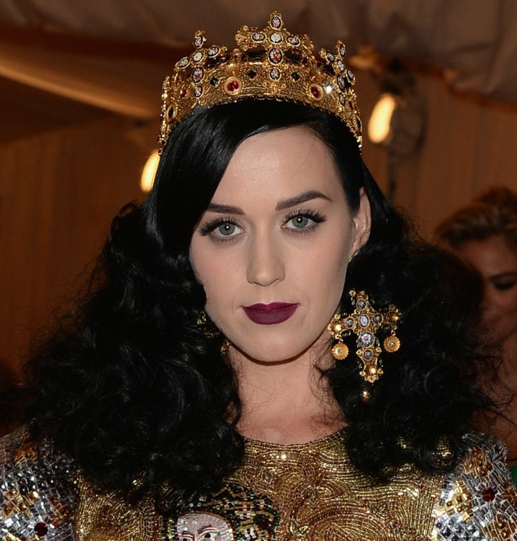 Účes Katy Perry čierne dlhé vlasy zlaté šaty Met Gala