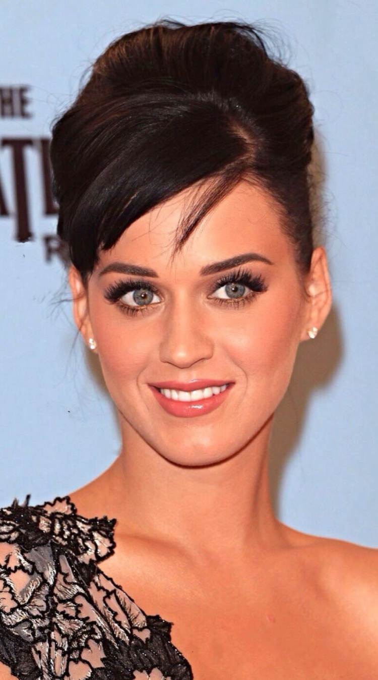 Katy Perry má čierne vlasy