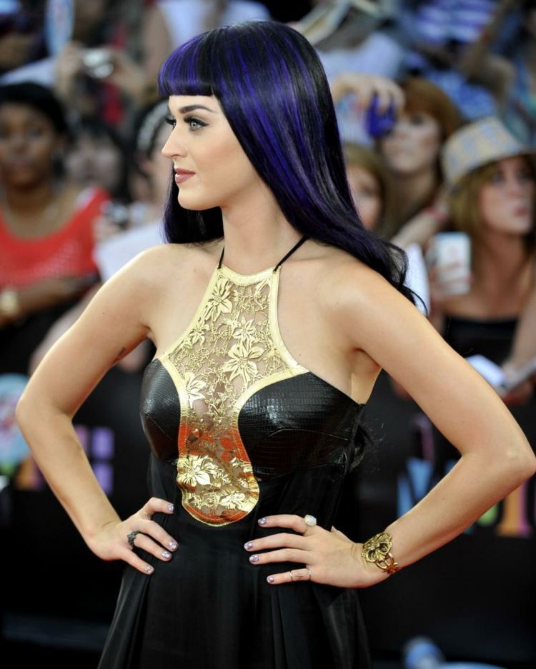 Účes Katy Perry MMA 2012 čierne fialové vlasy