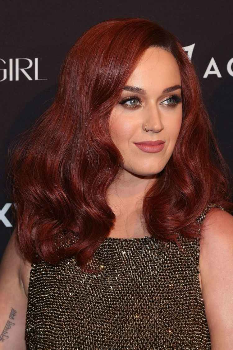Účes Katy Perry dlhé vlasy tmavočervené odtiene vlasov