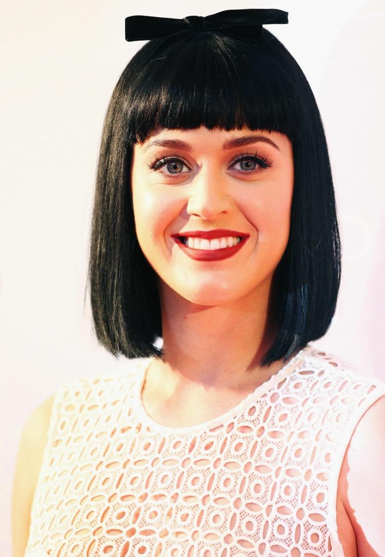 Účes Katy Perry krátke čierne vlasy krátka ofina