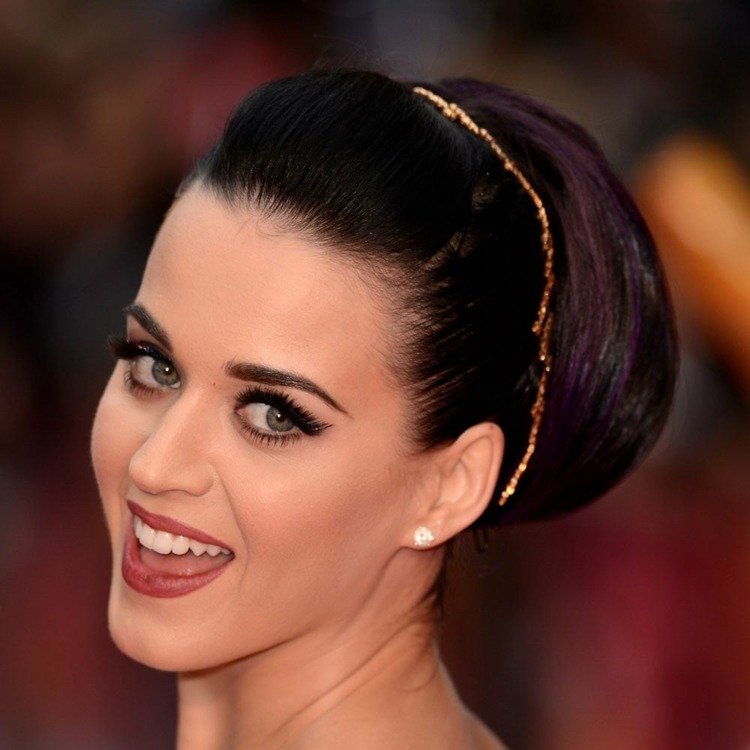 Účes Katy Perry updo čierne vlasy 2012