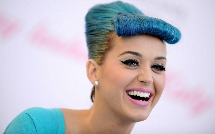 Účes Katy Perry svetlo modré farby vlasov updo očné linky modré šaty