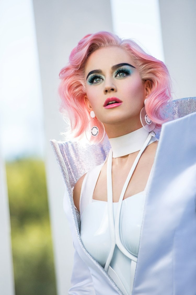 Účes Katy Perry dlhý bob účes ružové vlasy pastelové farby