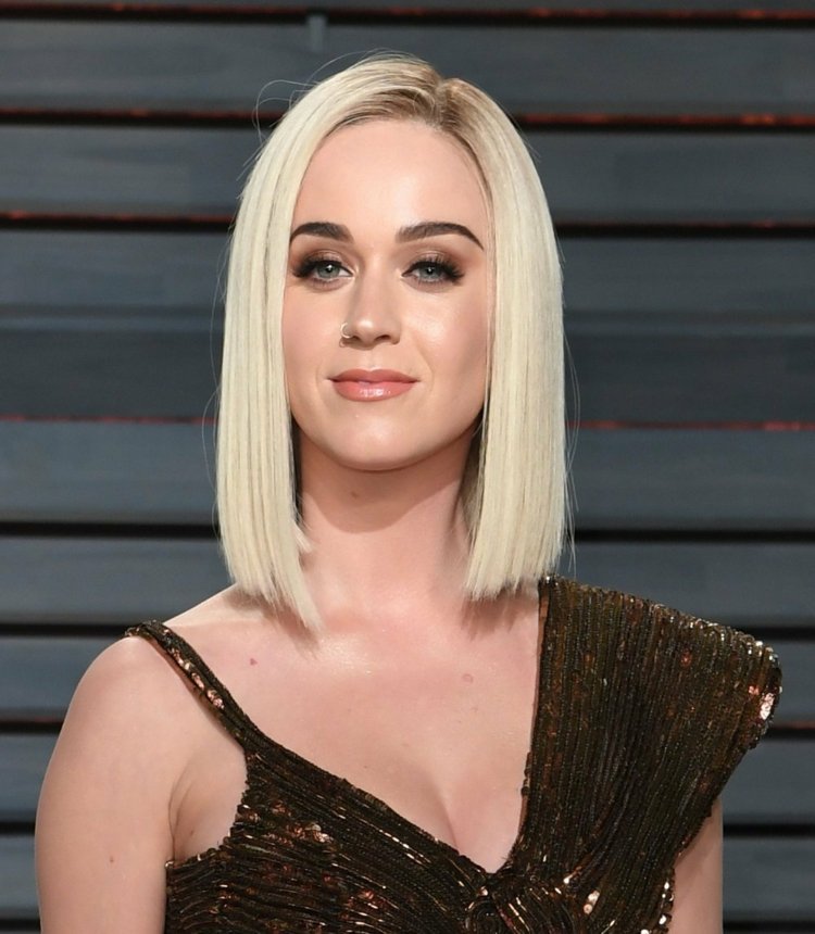 Účes Katy Perry svetlý blond bob účes