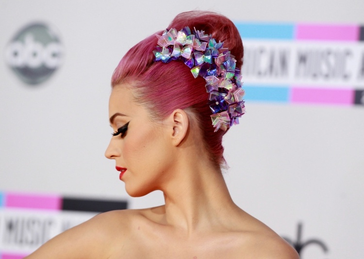 Účes Katy Perry 2011 updo ružové vlasy vlasové doplnky