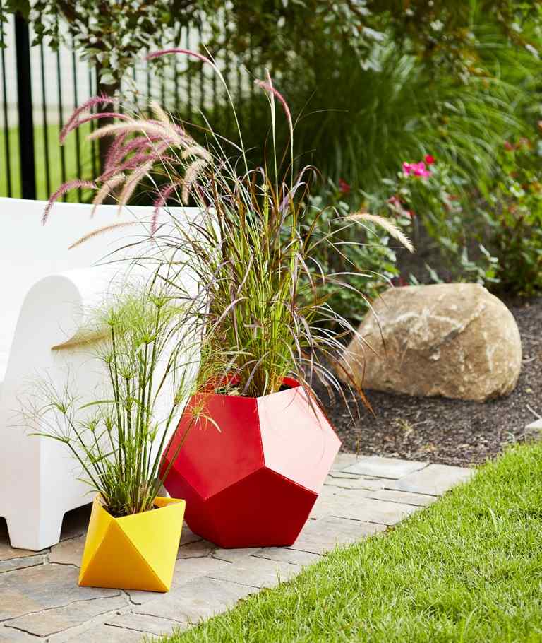 Geometrické tvary pre okrasné trávy vytvárajú kontajnerové záhrady