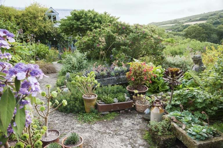 Návrhy záhrad s dizajnom vane Farmová záhrada Lande šetrí miesto