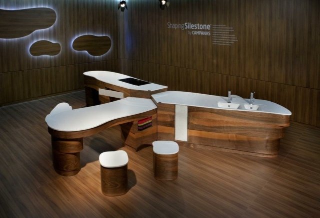 veľký kuchynský ostrov jedálenský kút mimoriadneho tvaru Kuchynský ostrov neobvyklého tvaru jedálenský kút funkčný Grupo Cosentino