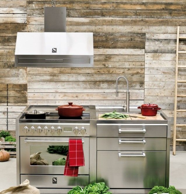 Zadná stena kuchyne, vzhľad dreva, malý ostrovček, nehrdzavejúca oceľ Kuchynský ostrovček na pohľad z dreva vyrobený z nehrdzavejúcej ocele vyrobený z ocele Cucine