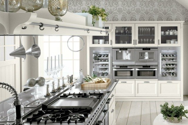 Kuchyňa vo vidieckom štýle, biele čelá vo francúzskom štýle francúzsky štýl biele fronty hravá tapeta Minacciolo