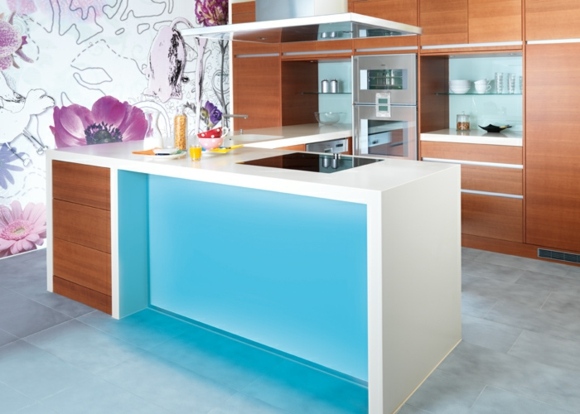 výrazné farby v bielej kuchyni