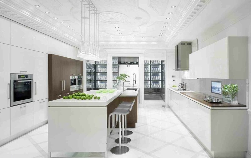 farby nápady biele kuchynské skrinky obklady stropy dizajn akcent dreva