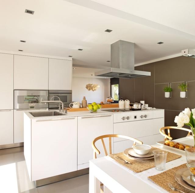 kuchyňa-farby-nápady-biela-kuchynský-nábytok-stena-farba-hnedo-akcentovaná stena