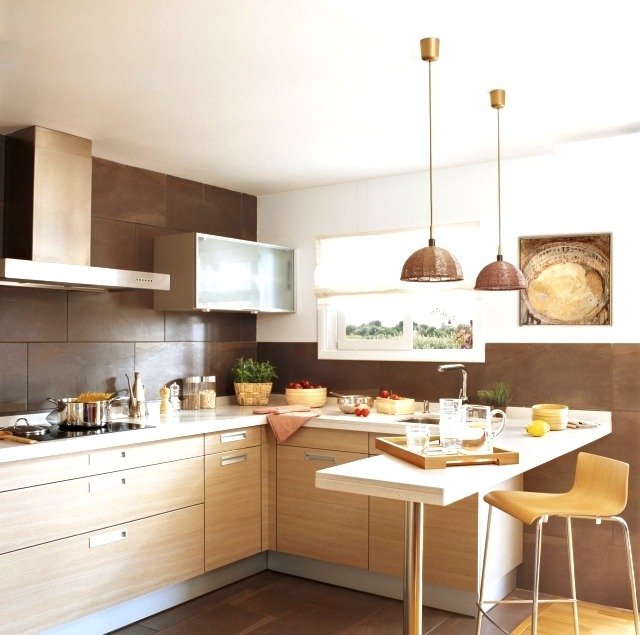 kuchynský rad-tvar-l-drevené-fronty-čokoládovo-hnedé-obklady-ochrana proti striekajúcej vode