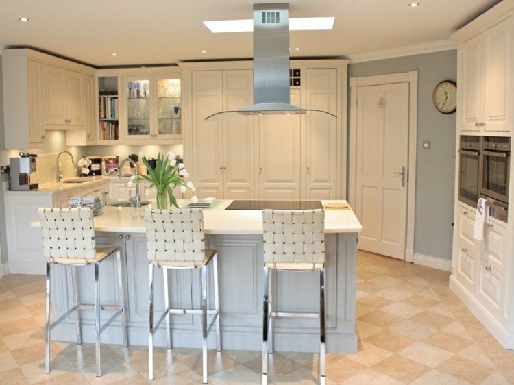 kuchyňa-vidiecky štýl-moderné-kovové-akcenty-barové stoličky-biely nábytok