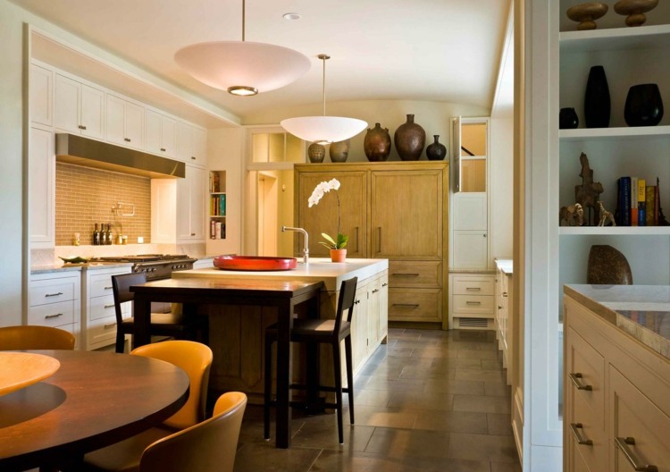 kuchyňa-vidiecky štýl-moderná-farebná kombinácia-nápad-police-dekorácie-rustikálne