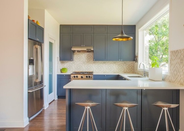 kuchyňa vidiecky štýl moderná sivá drevená myšlienka barová stolička minimalistická