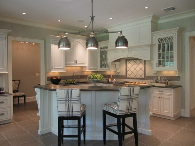 Závesná lampa v striebornej farbe s vysokými operadlami