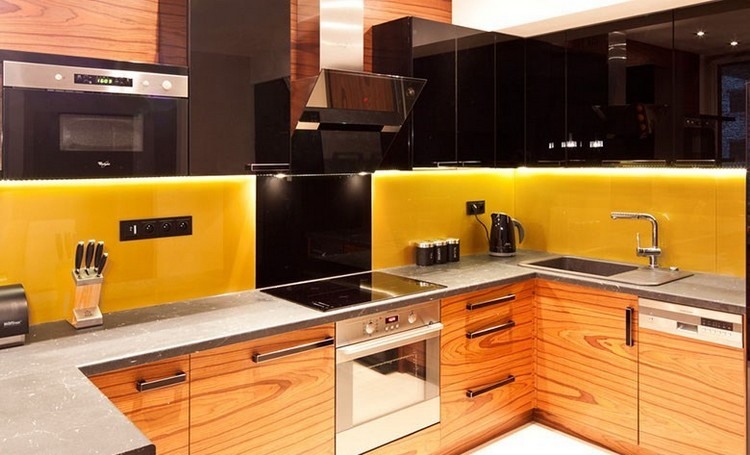 Dizajn kuchynskej steny, ochrana proti striekajúcej vode, slnečná žltá