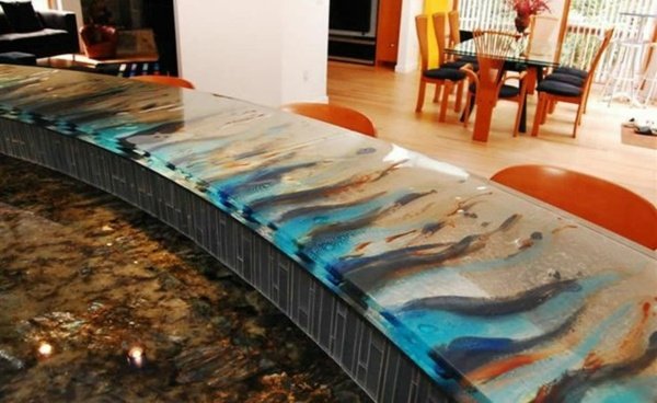 moderná kuchyňa-doska-prírodný kameň-rôzne farby-oranžovo-béžovo-modrá